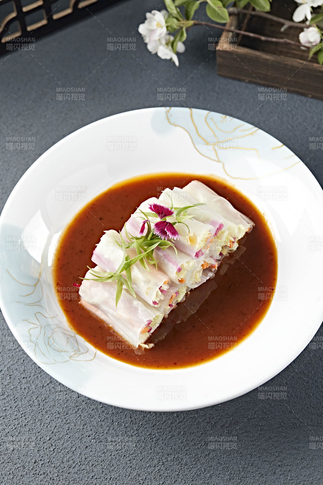 捞汁蔬菜肠粉卷-摄影图