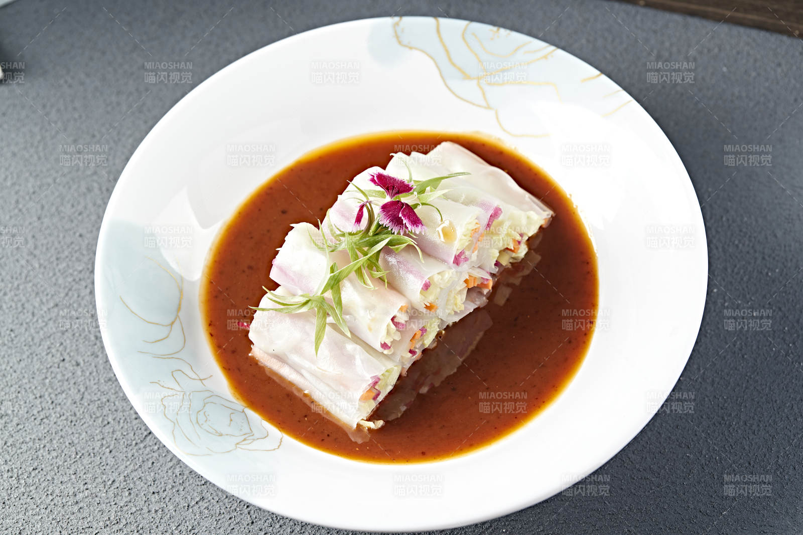 捞汁蔬菜肠粉卷-摄影图