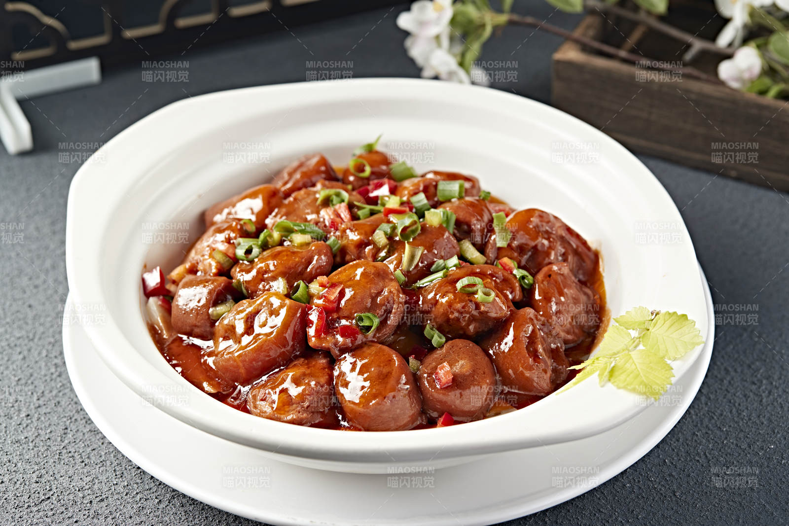 砂锅装的红烧香辣猪尾
