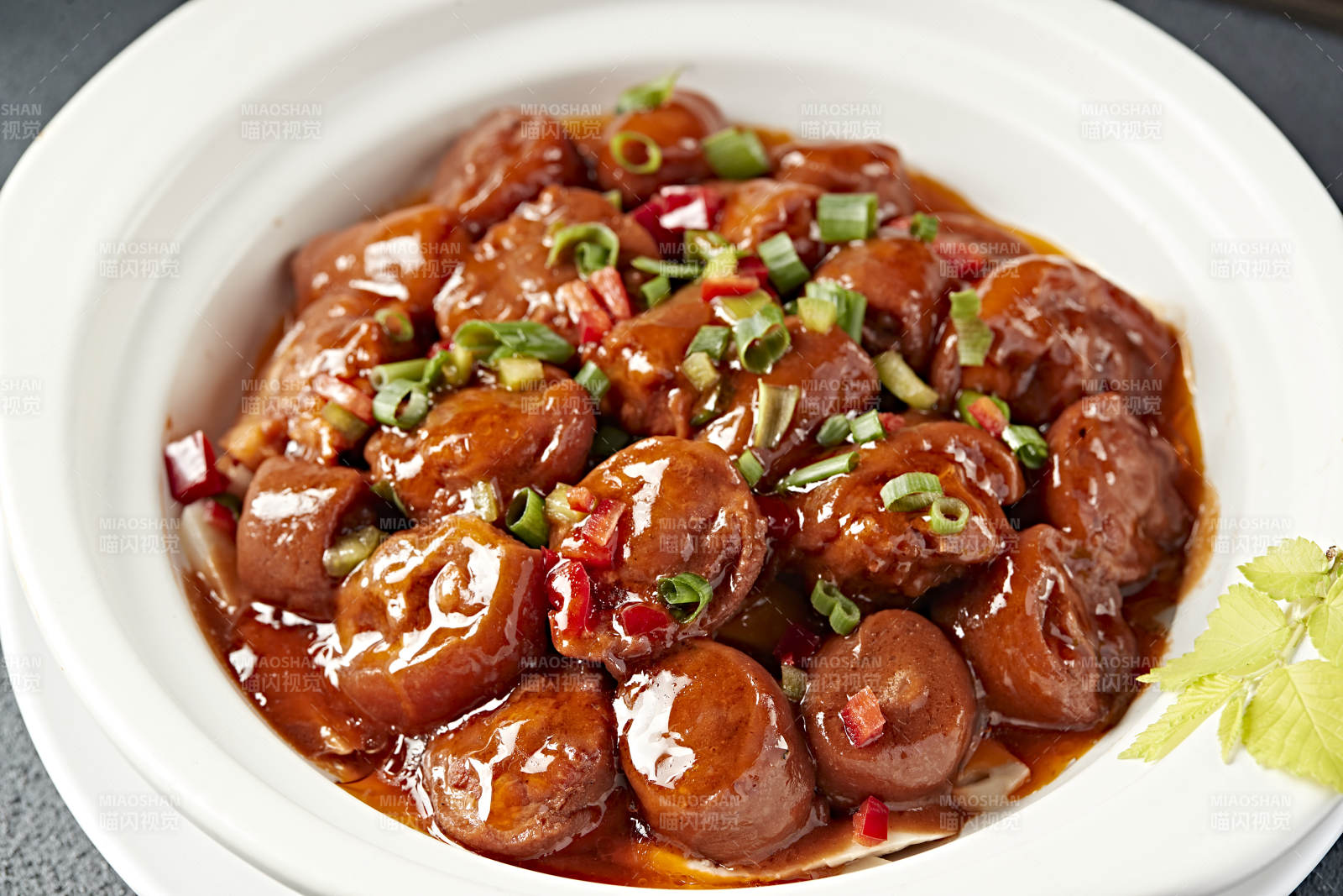 砂锅装的红烧香辣猪尾