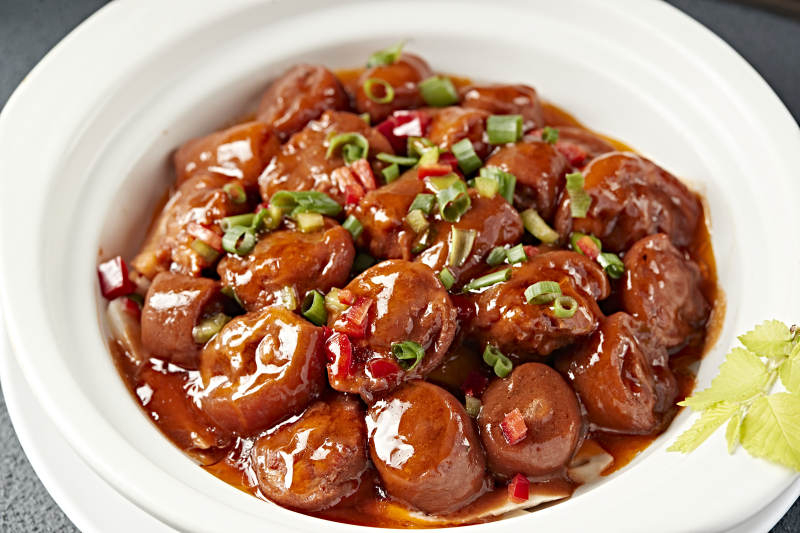 砂锅装的红烧香辣猪尾