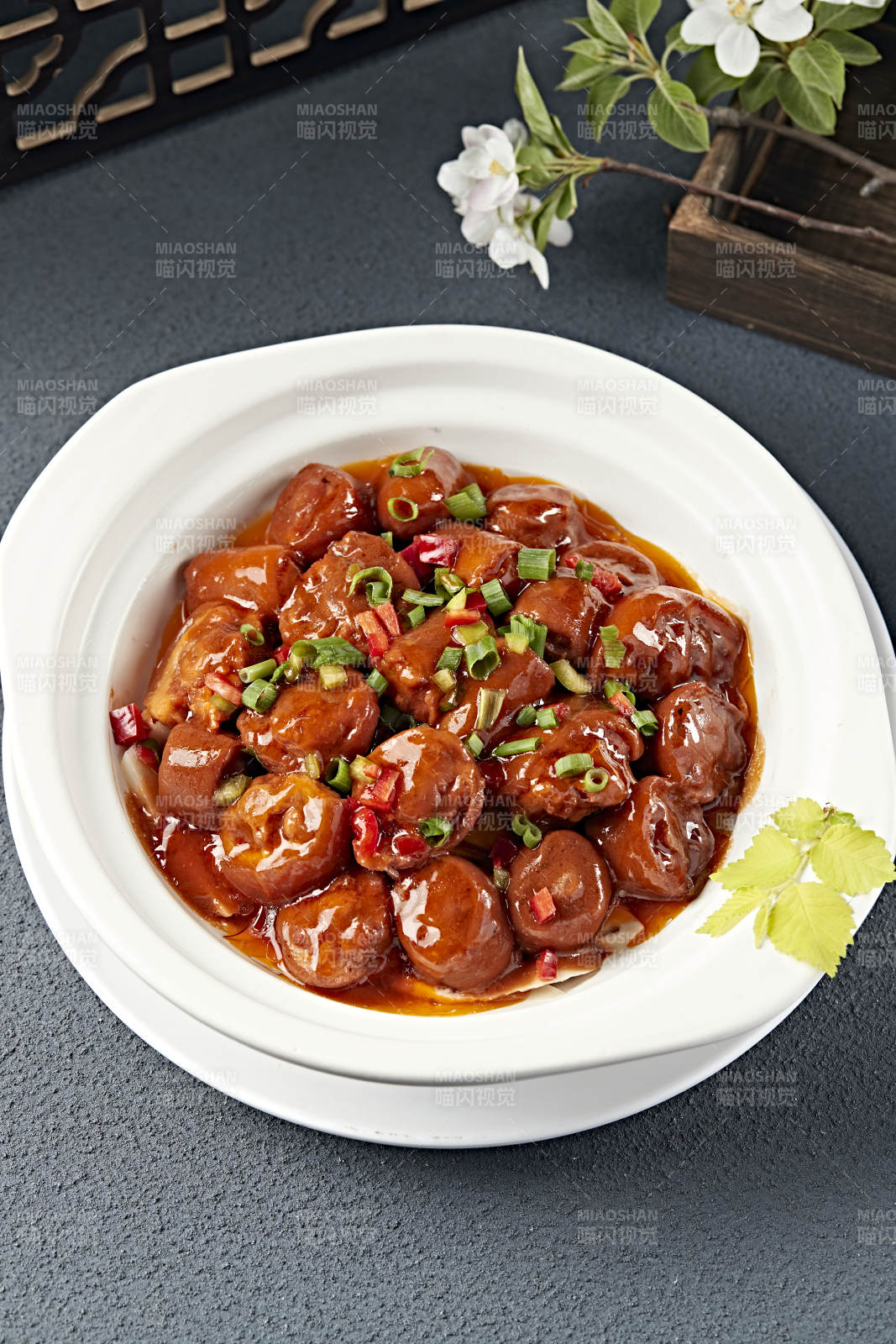 砂锅装的红烧香辣猪尾