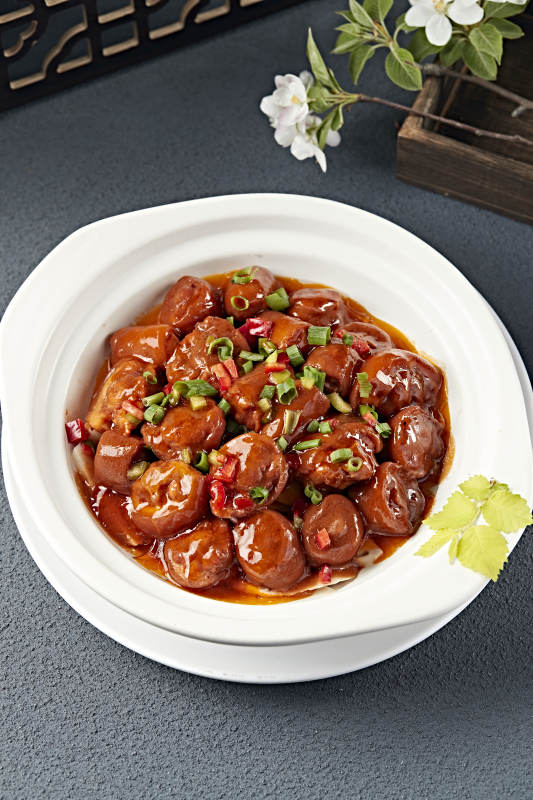 砂锅装的红烧香辣猪尾