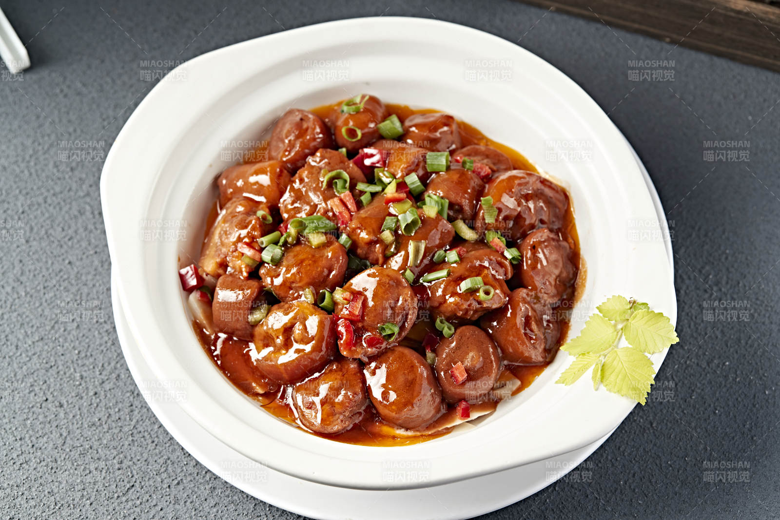 砂锅装的红烧香辣猪尾