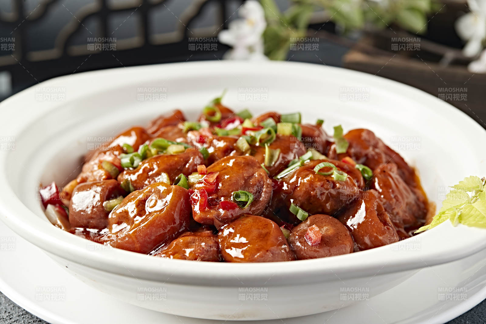 砂锅装的红烧香辣猪尾