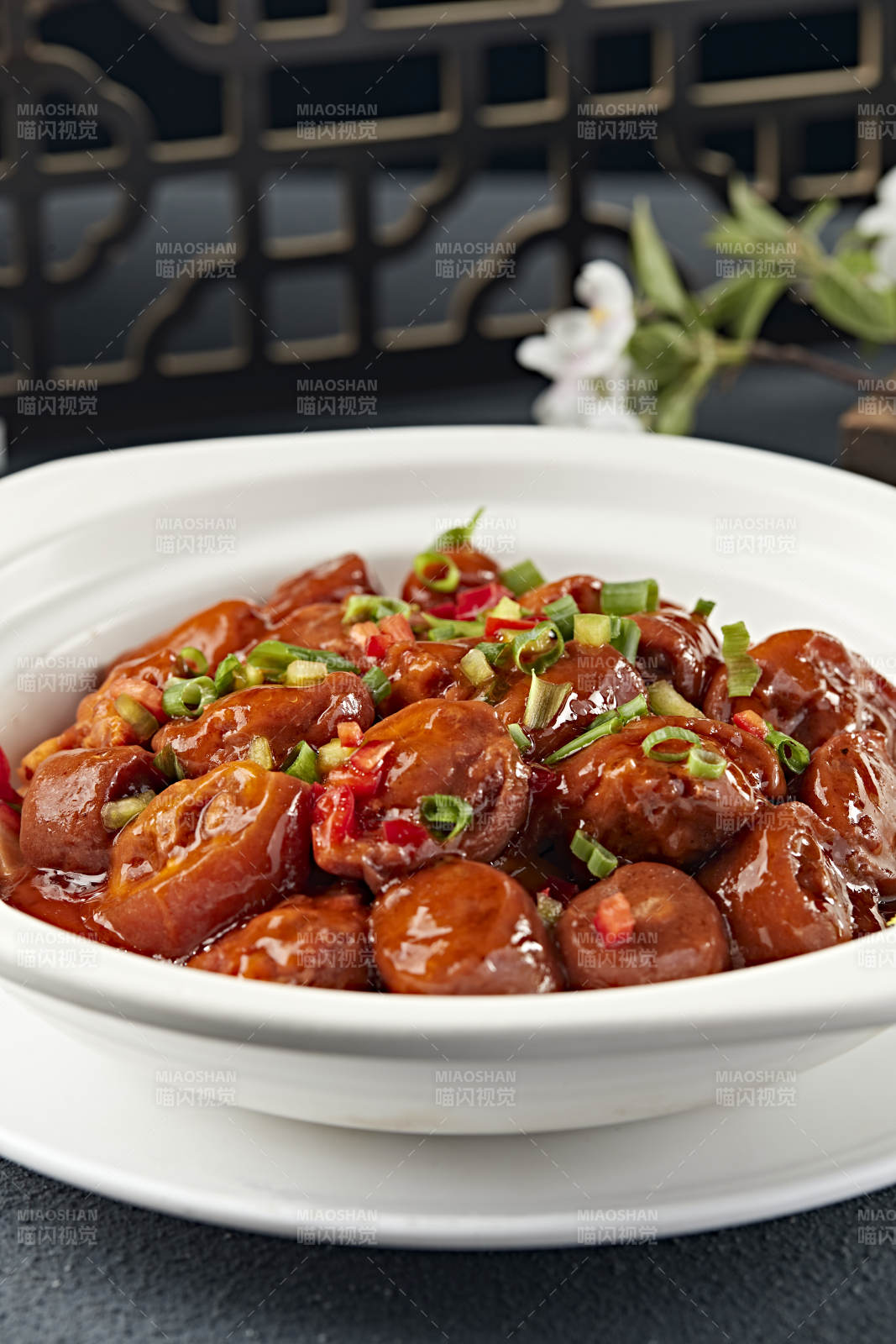 砂锅装的红烧香辣猪尾