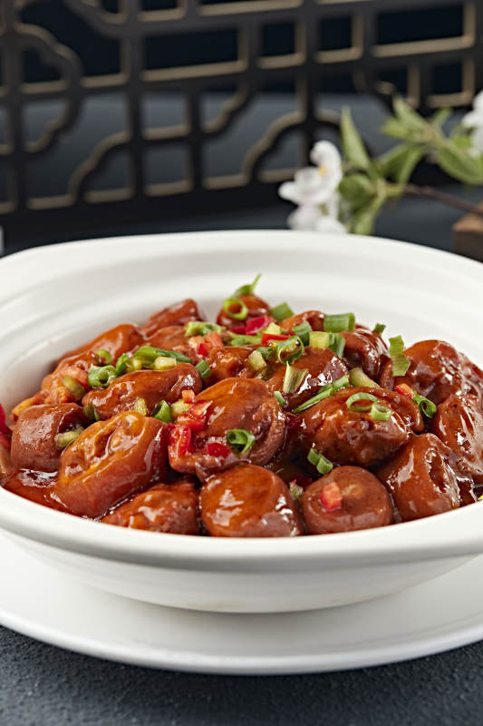 砂锅装的红烧香辣猪尾