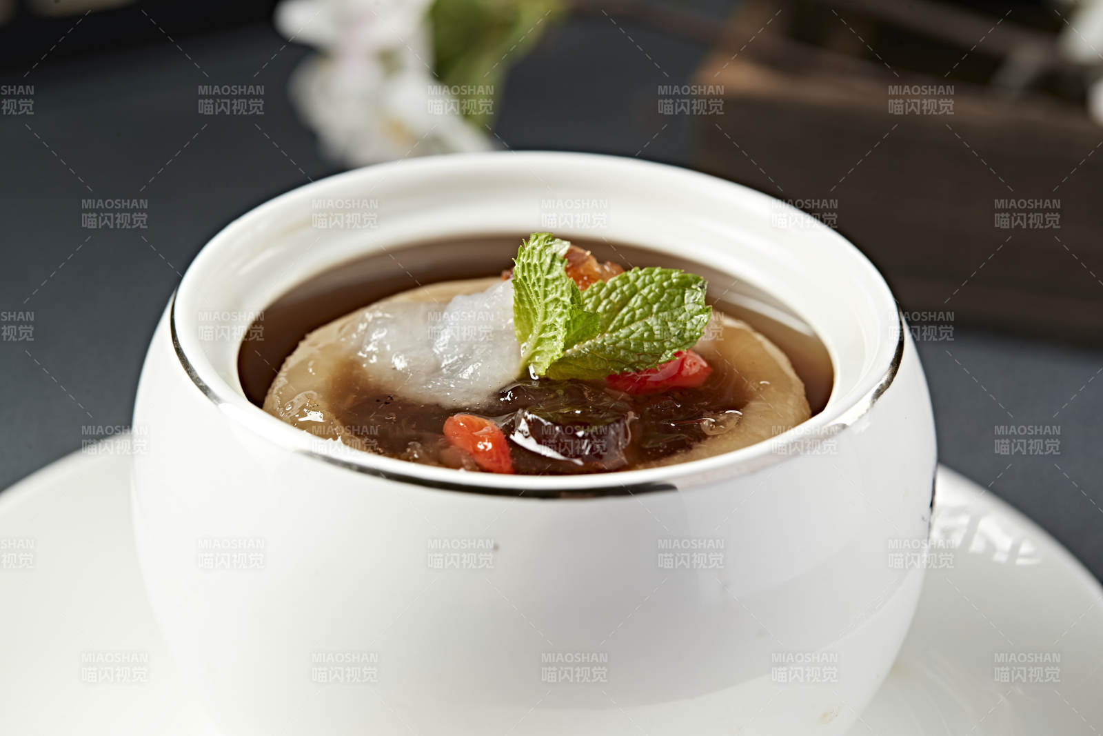 雪蛤燕窩桃膠冰糖燉雪梨