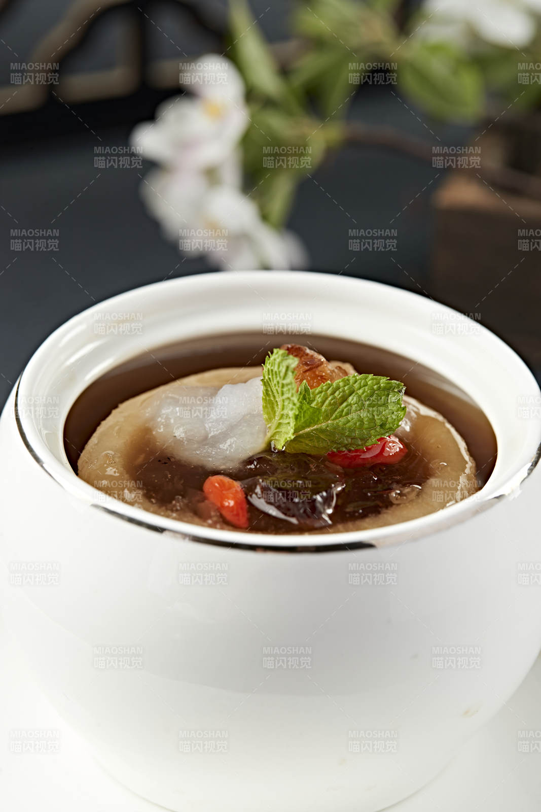 雪蛤燕窝桃胶冰糖炖雪梨