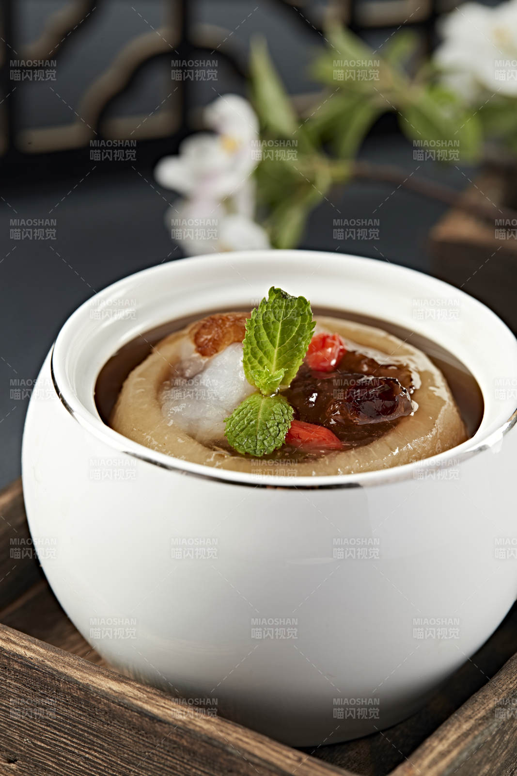 雪蛤燕窩桃膠冰糖燉雪梨