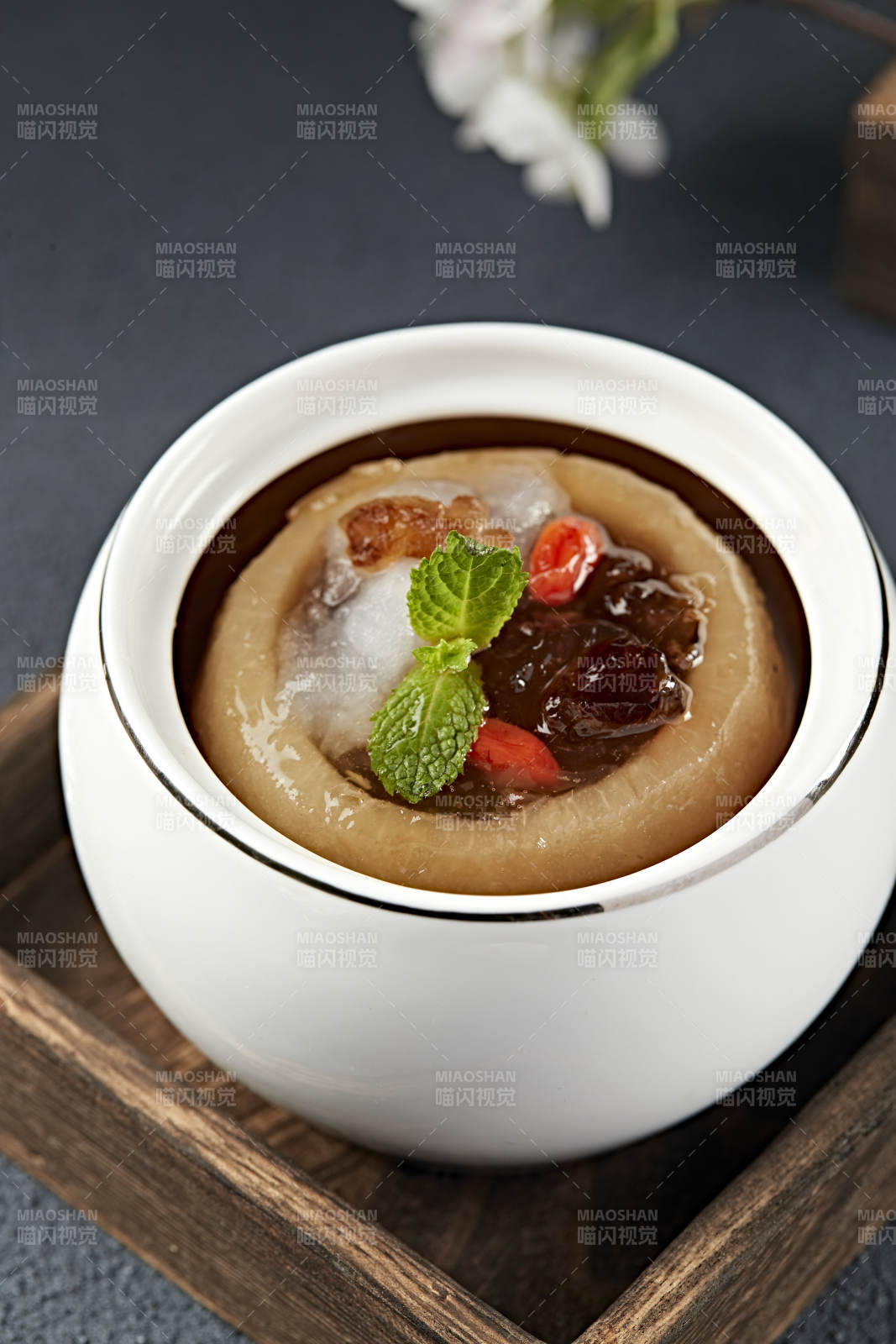 雪蛤燕窩桃膠冰糖燉雪梨