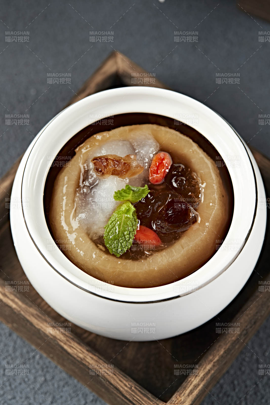 雪蛤燕窩桃膠冰糖燉雪梨