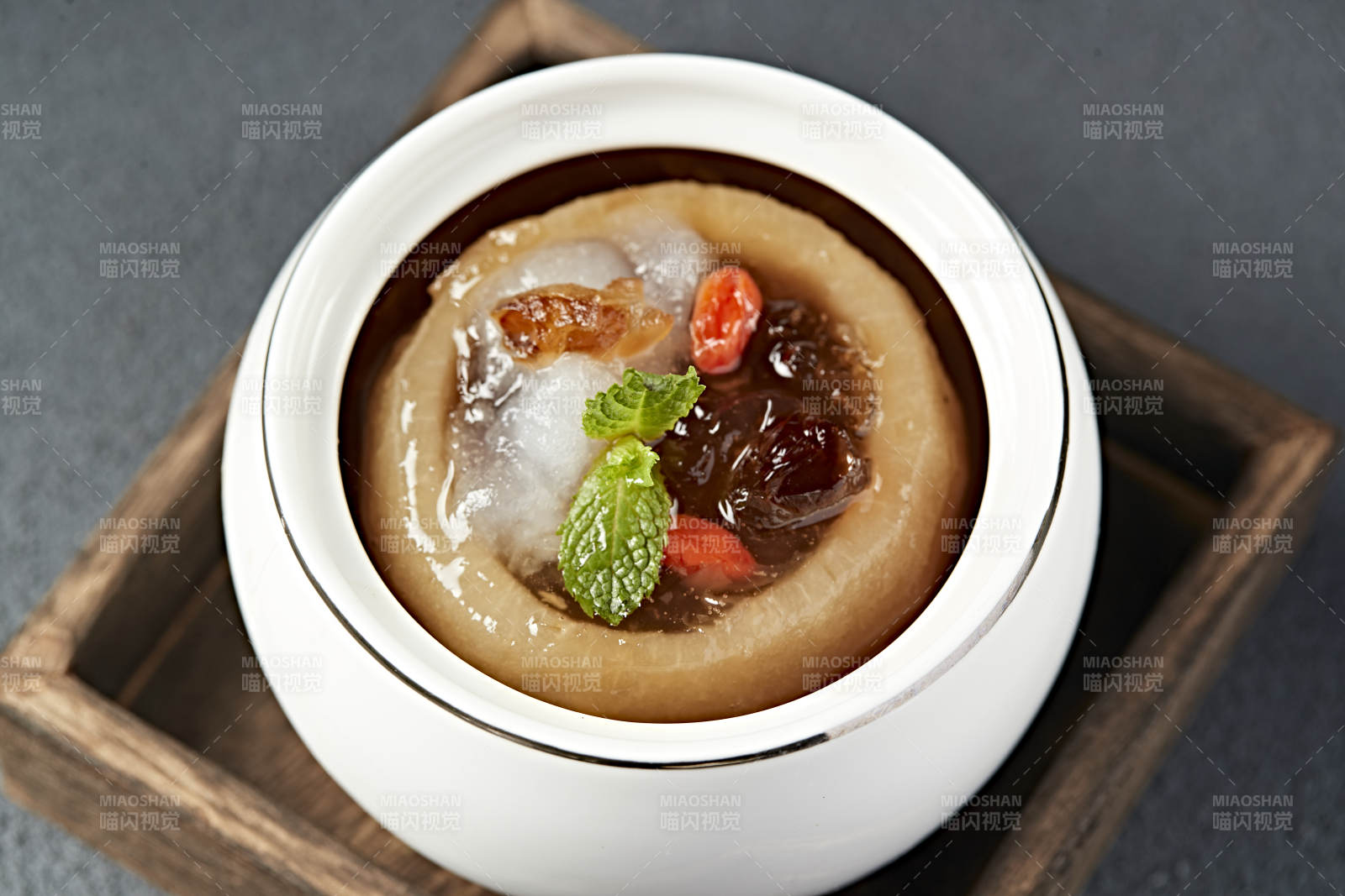 雪蛤燕窩桃膠冰糖燉雪梨