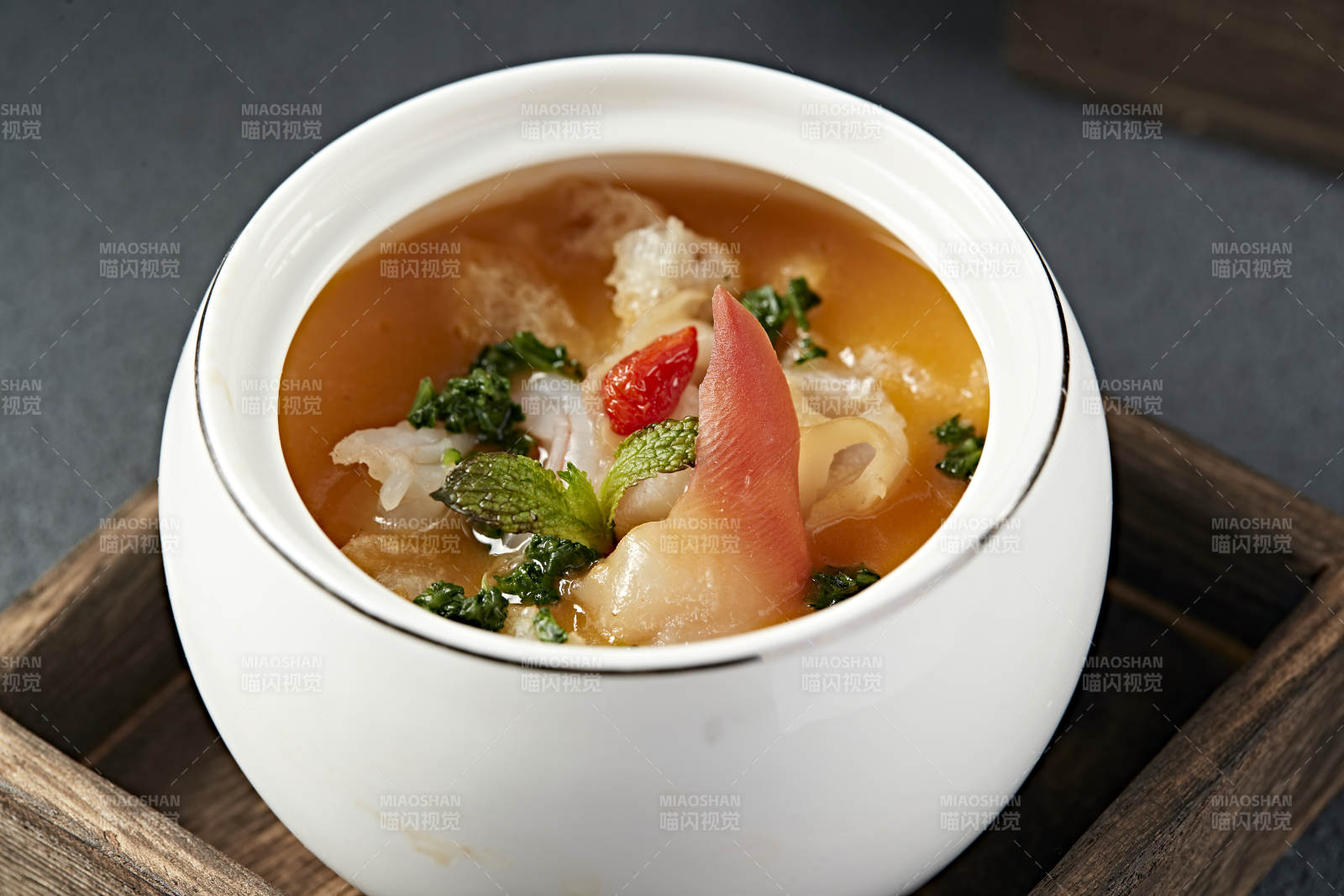 浓汤鲍汁北极贝尖炖花胶