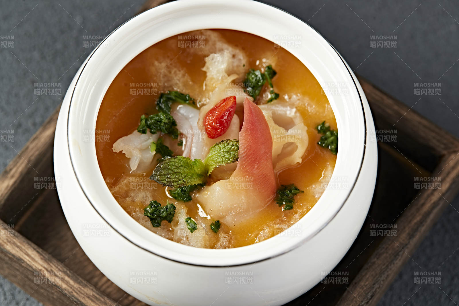 浓汤鲍汁北极贝尖炖花胶