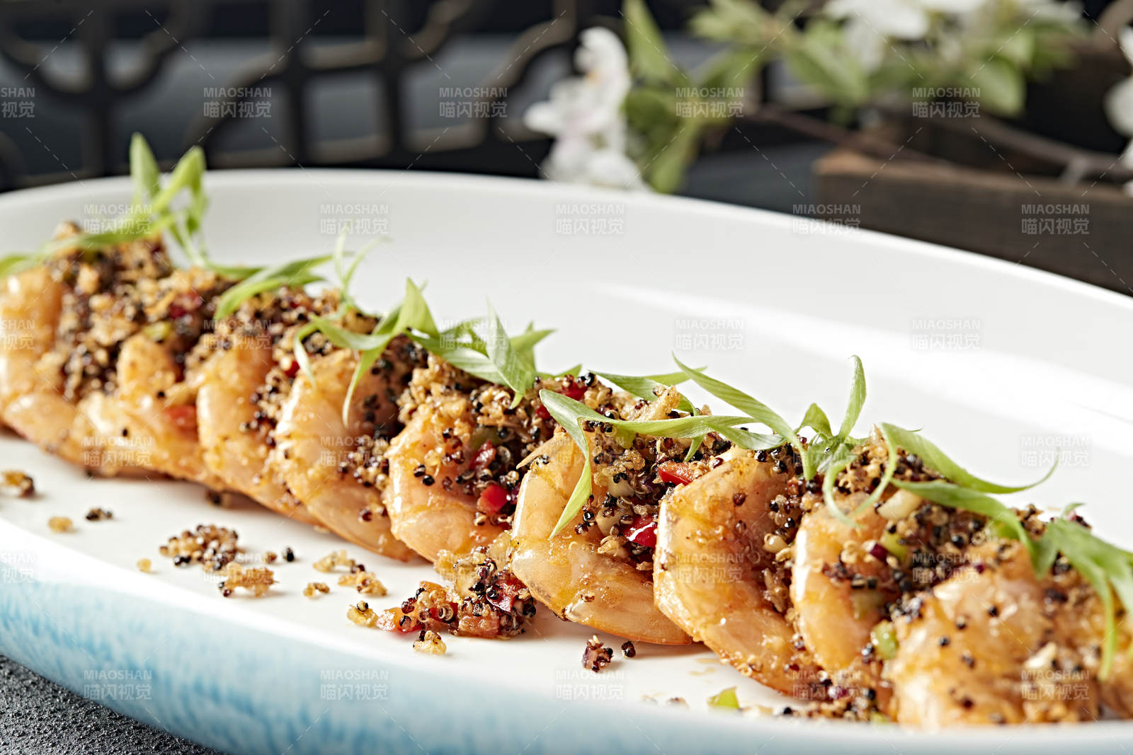 香辣藜麦碎配油炸开背大虾