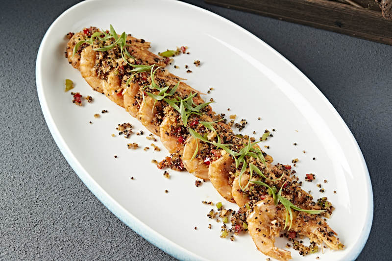 香辣藜麦碎配油炸开背大虾