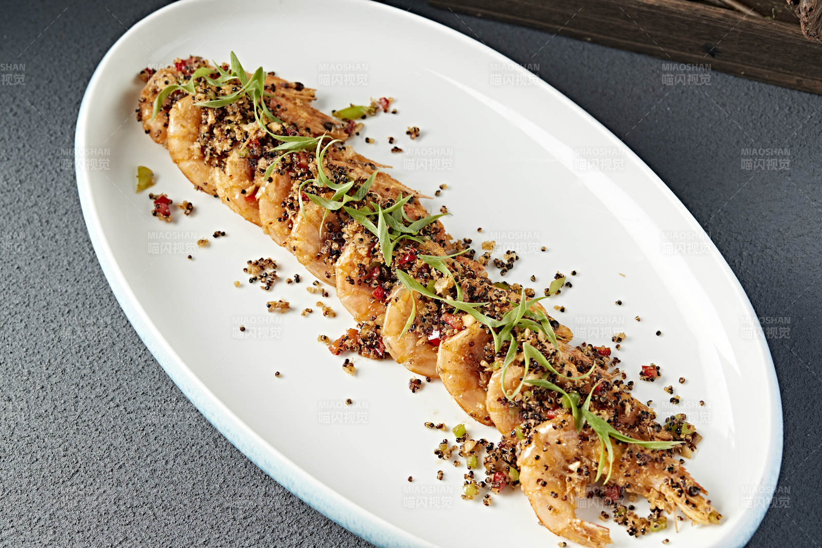 香辣藜麦碎配油炸开背大虾