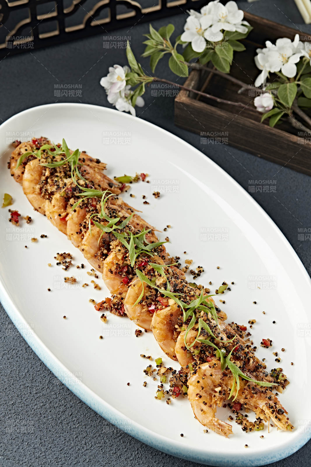 香辣藜麦碎配油炸开背大虾