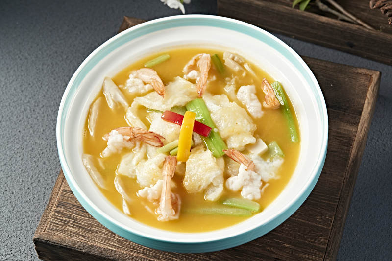 彩椒丝瓜浓汤冬笋花胶烩大虾