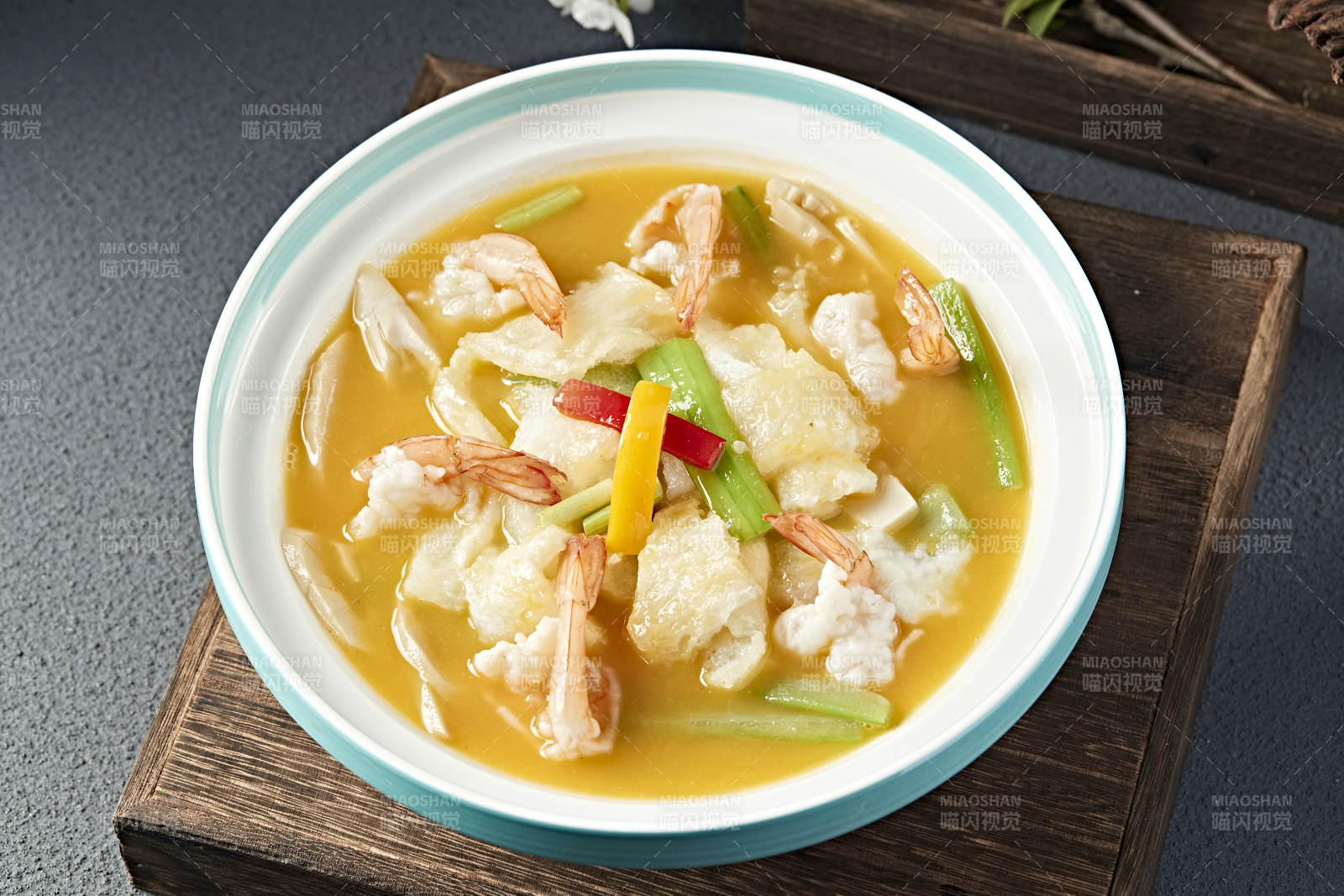 彩椒丝瓜浓汤冬笋花胶烩大虾图片