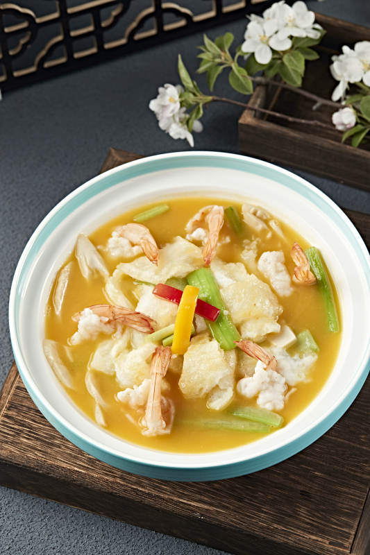 彩椒丝瓜浓汤冬笋花胶烩大虾