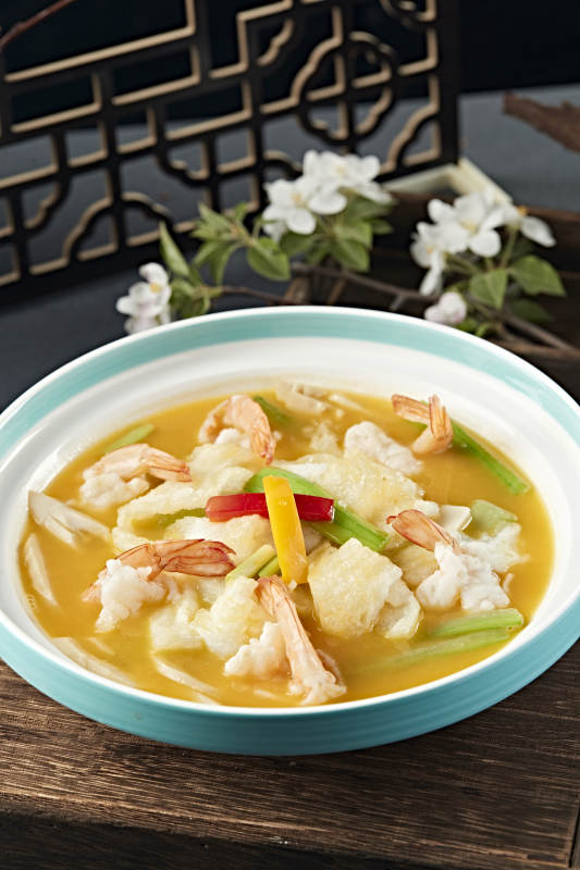 彩椒丝瓜浓汤冬笋花胶烩大虾