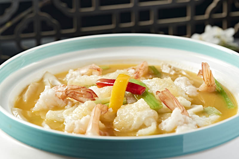 彩椒丝瓜浓汤冬笋花胶烩大虾