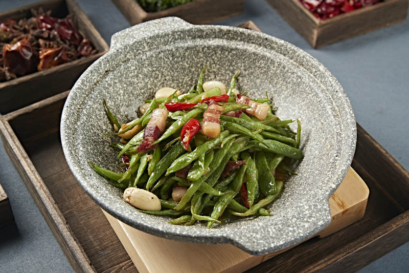 石锅蒜香蒜子五花肉烧豆角丝