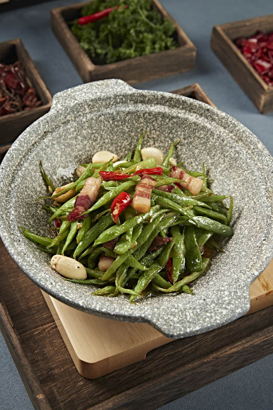 石锅蒜香蒜子五花肉烧豆角丝