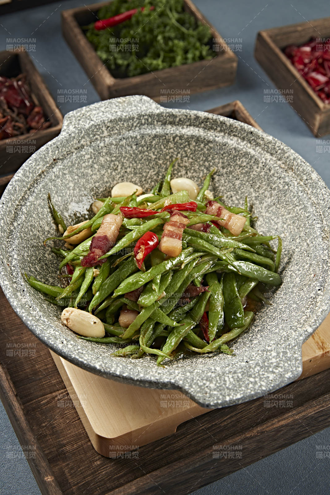 石锅蒜香蒜子五花肉烧豆角丝