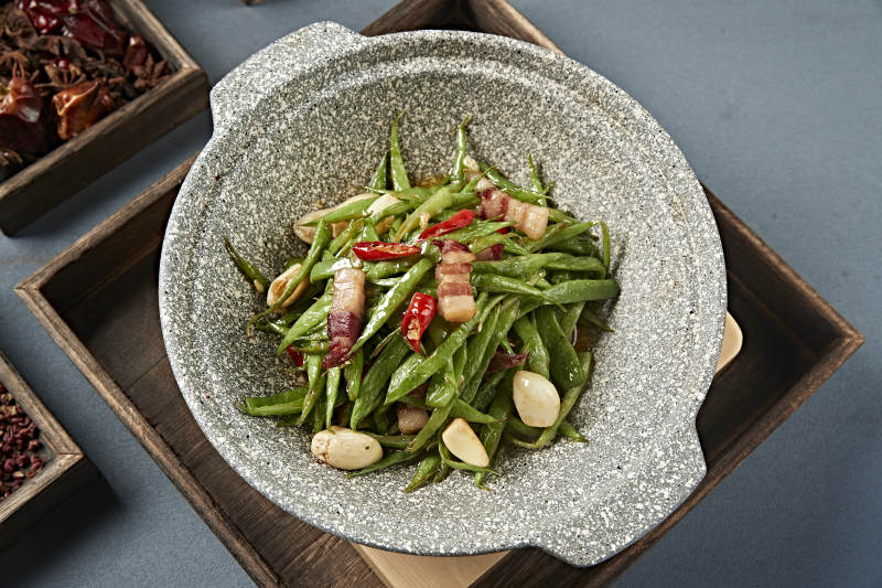 石锅蒜香蒜子五花肉烧豆角丝