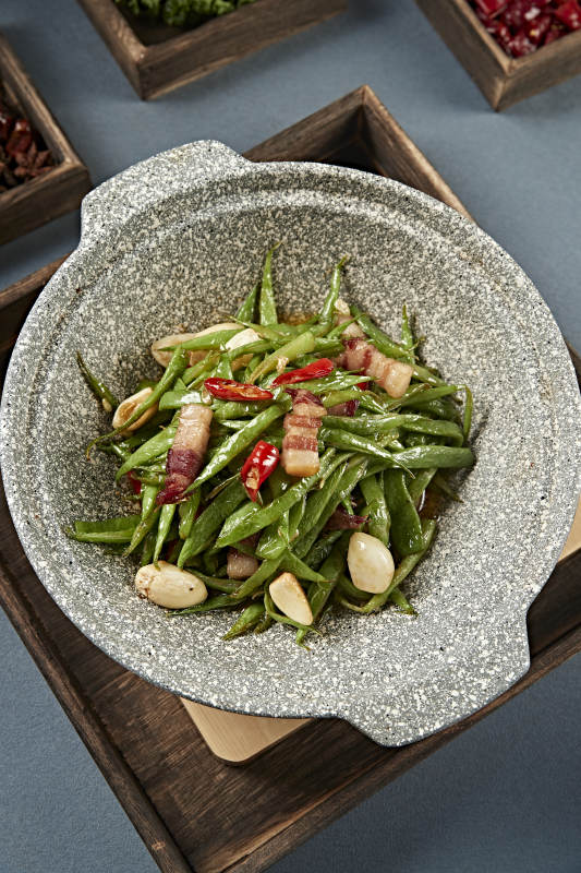 石锅蒜香蒜子五花肉烧豆角丝