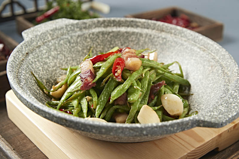 石锅蒜香蒜子五花肉烧豆角丝