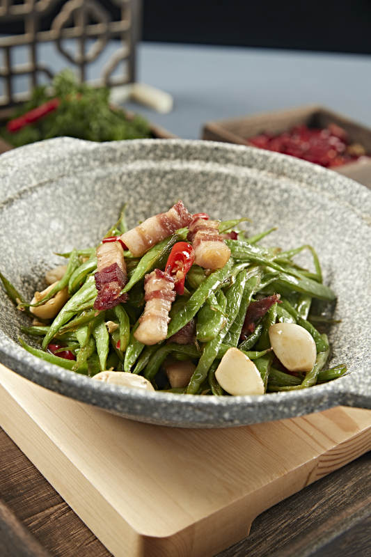 石锅蒜香蒜子五花肉烧豆角丝