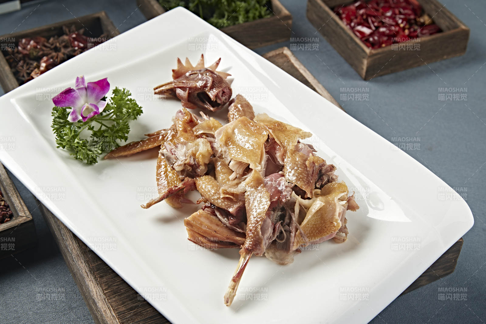 半只手撕卤味烧鸡