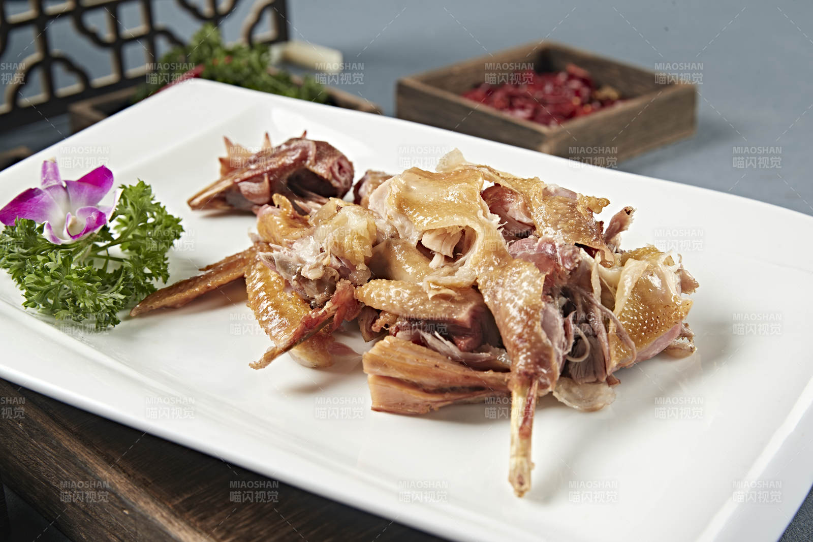 半只手撕卤味烧鸡