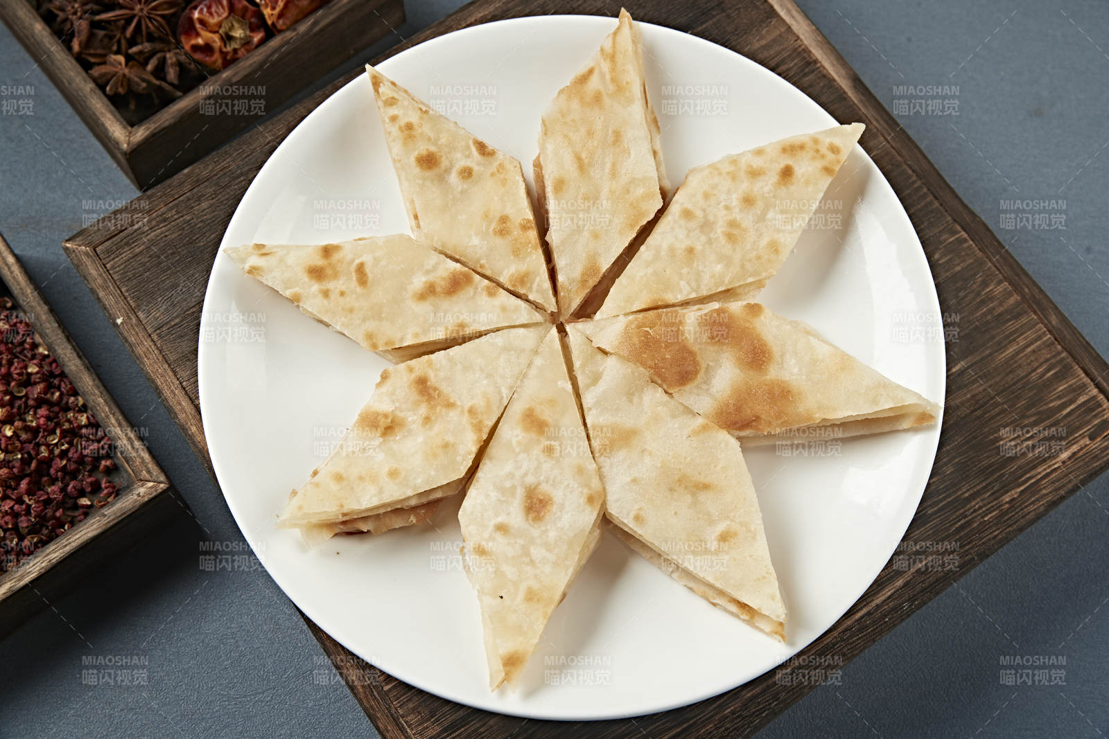 美味的手工家常烙大饼-摄影图