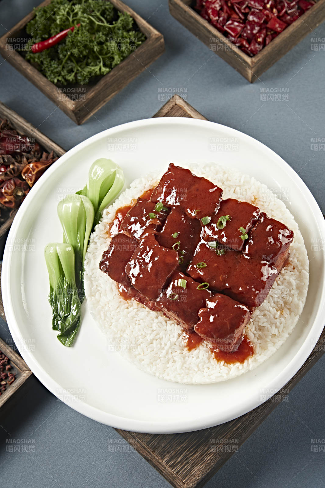 红烧五花肉配大白米饭