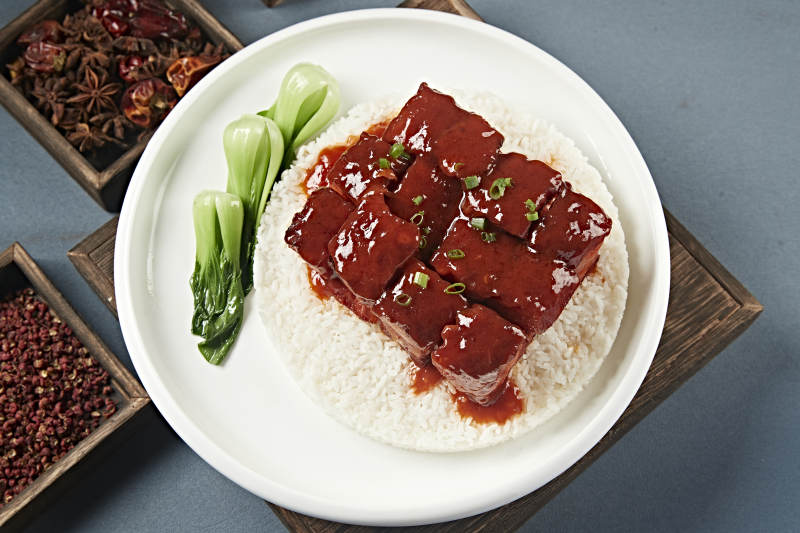 红烧五花肉配大白米饭