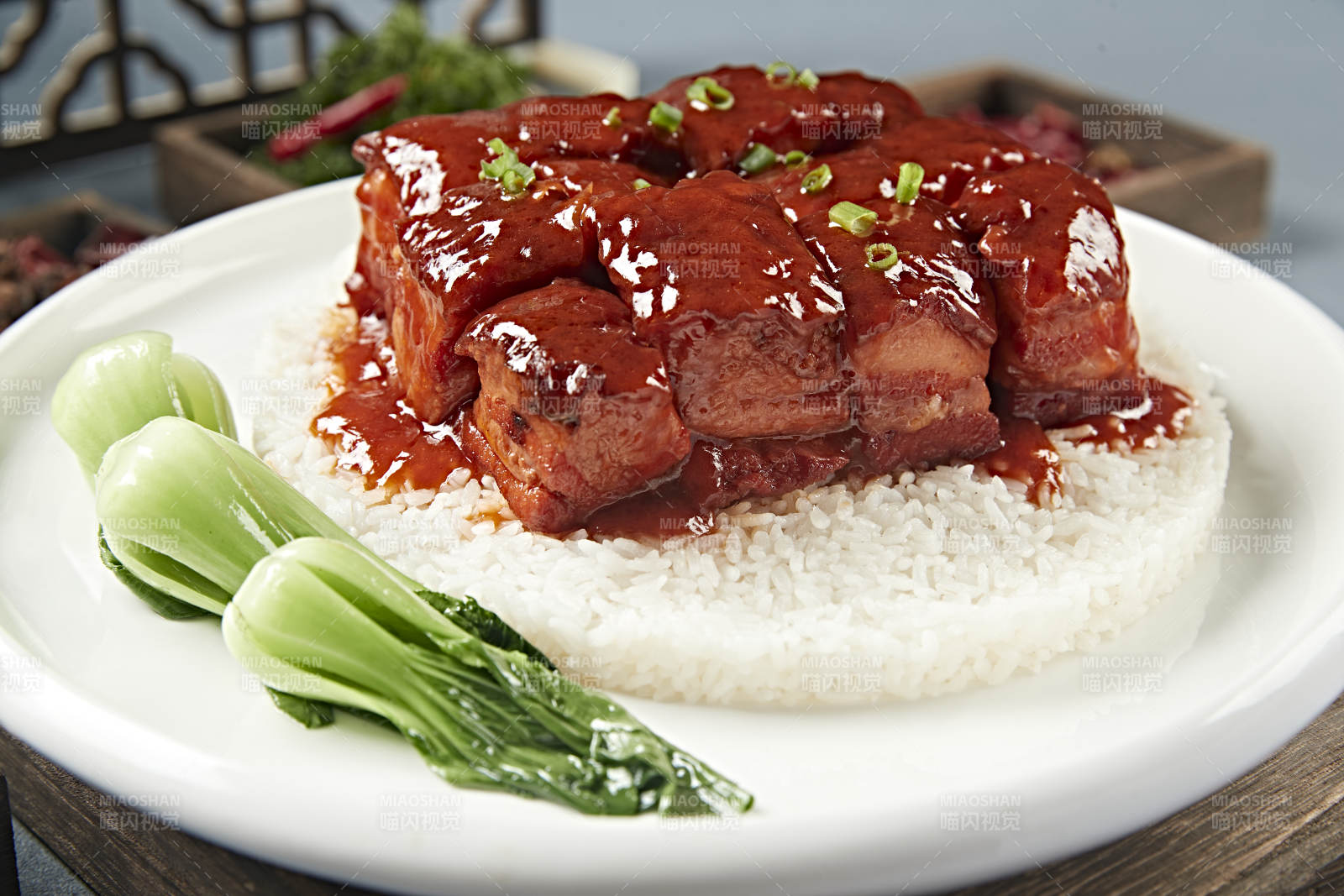 红烧五花肉配大白米饭