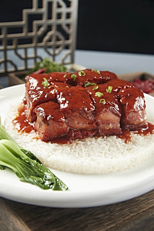 红烧五花肉配大白米饭