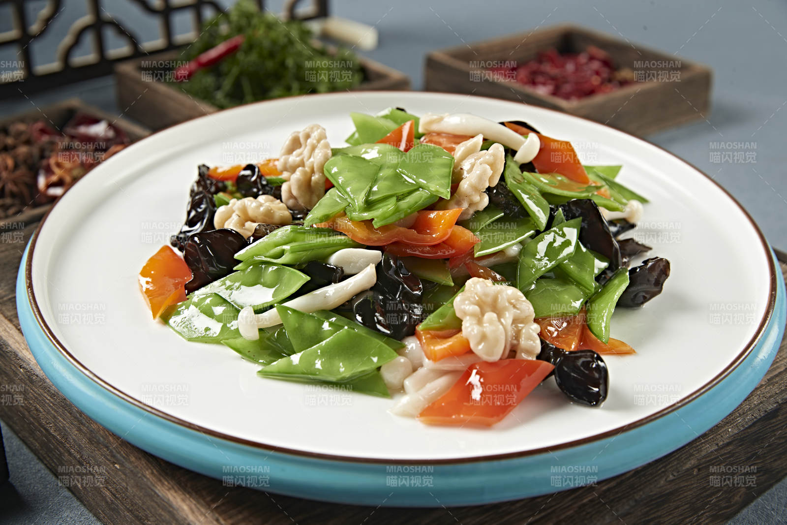 合炒荷兰豆彩椒木耳海鲜菇烩桃仁