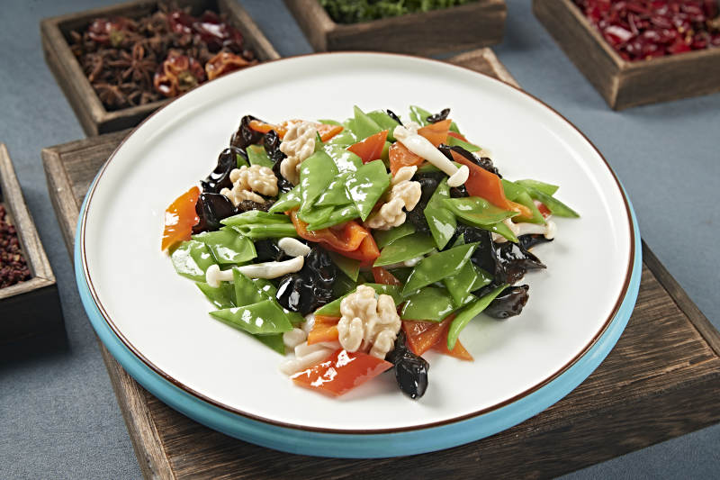 合炒荷兰豆彩椒木耳海鲜菇烩桃仁