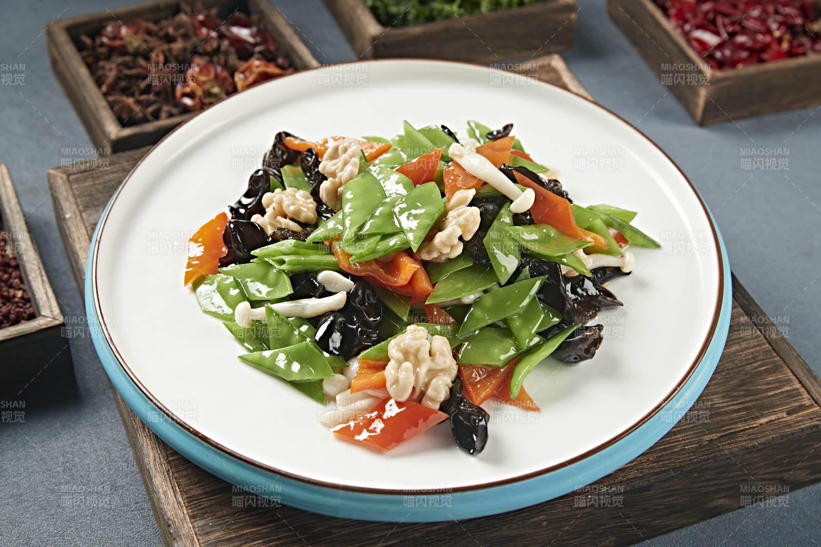 合炒荷兰豆彩椒木耳海鲜菇烩桃仁