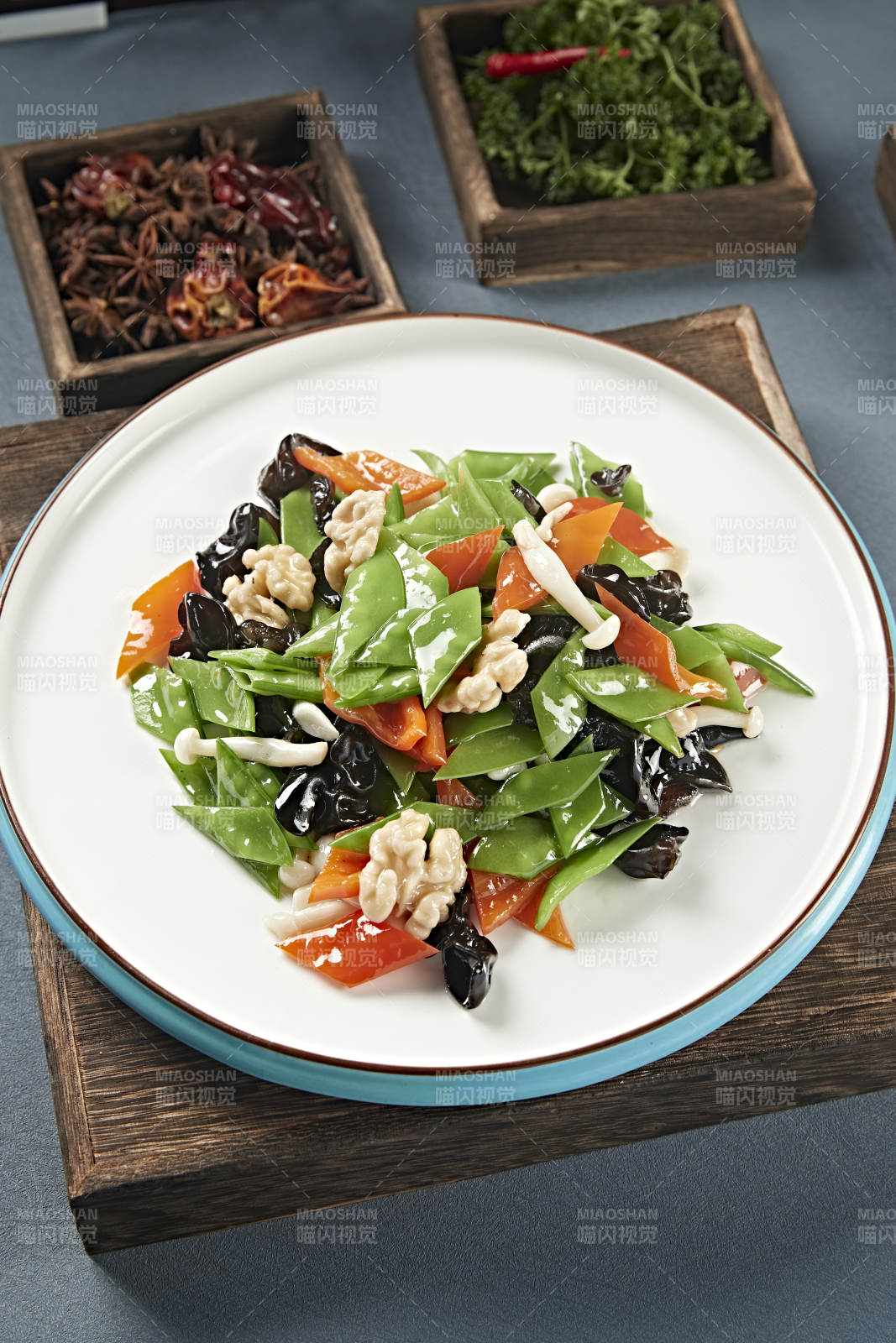 合炒荷兰豆彩椒木耳海鲜菇烩桃仁