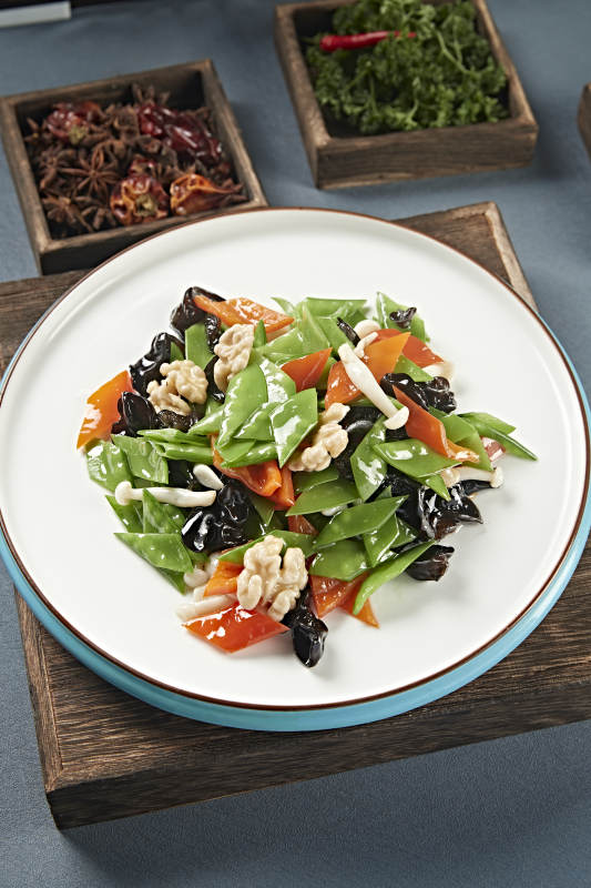 合炒荷兰豆彩椒木耳海鲜菇烩桃仁