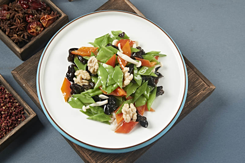 合炒荷兰豆彩椒木耳海鲜菇烩桃仁