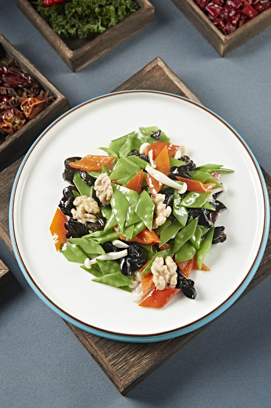 合炒荷兰豆彩椒木耳海鲜菇烩桃仁