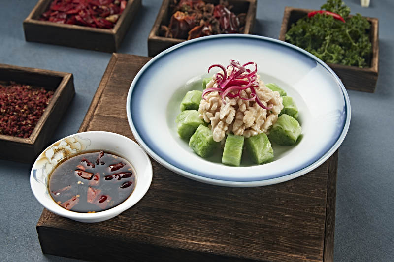 蘸汁鹵香桃仁配菜卷